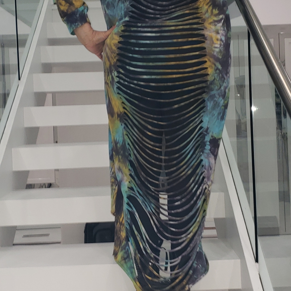 What a show stopper dress. - Picture 4 of 6